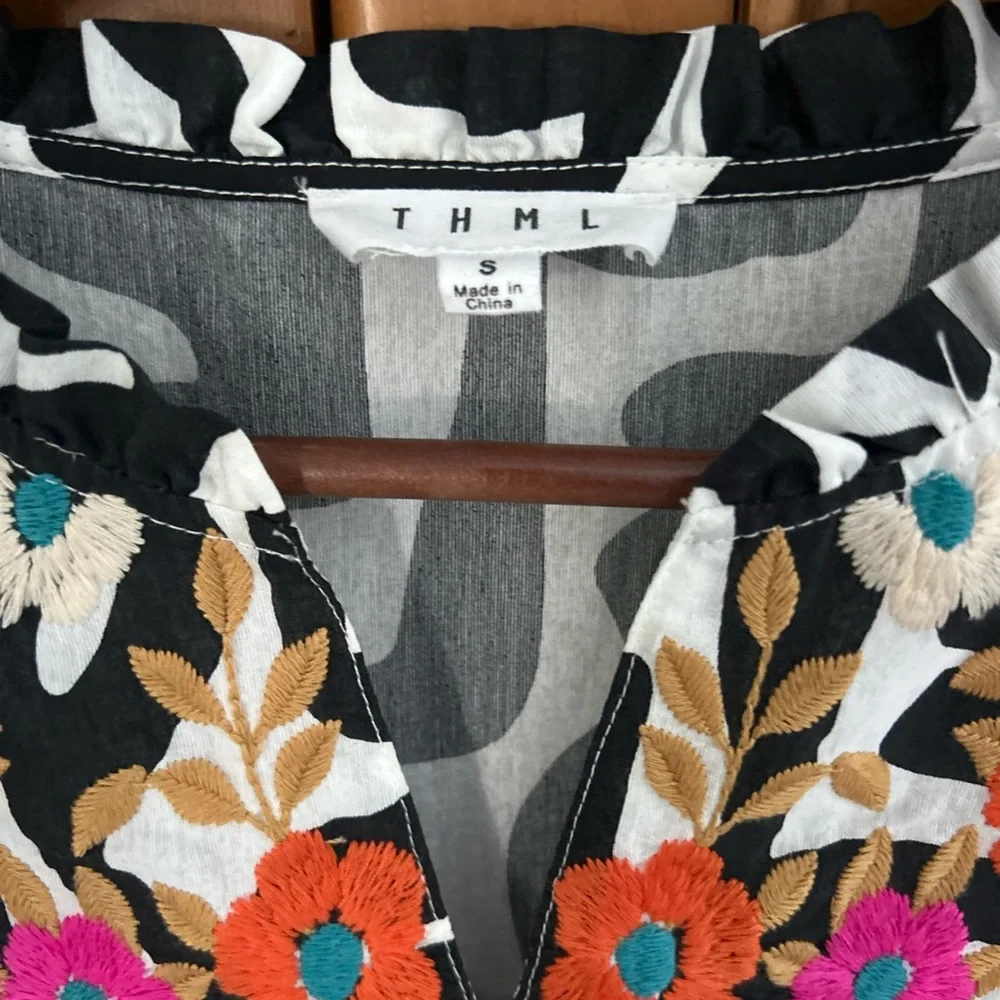 THML Black White Abstract FLORAL Embroidered FLUTTER SLEEVE Mini DRESS Sz S Boho - Picture 3 of 6